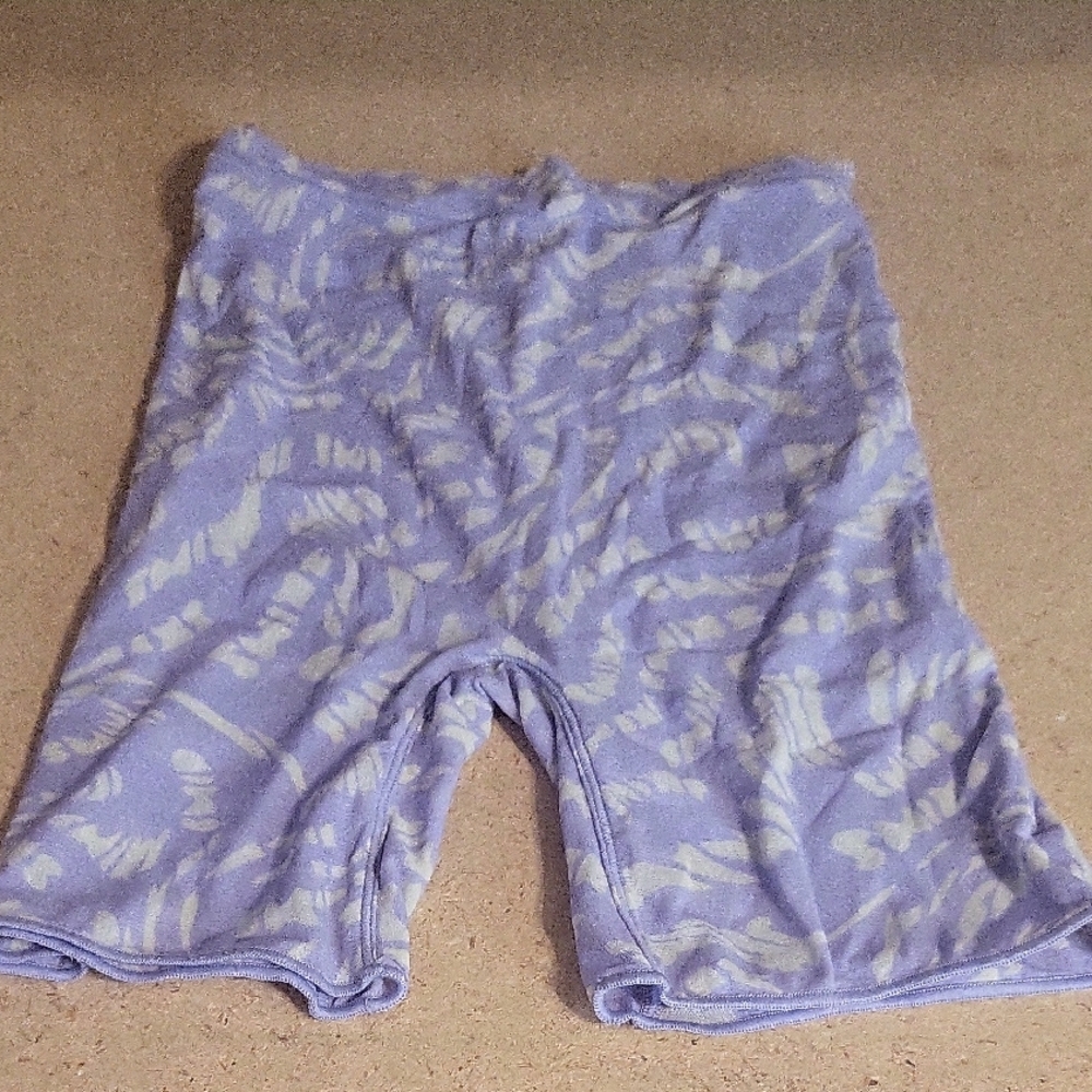 Skims Size L Purple and White Patterned Shorts NWOT